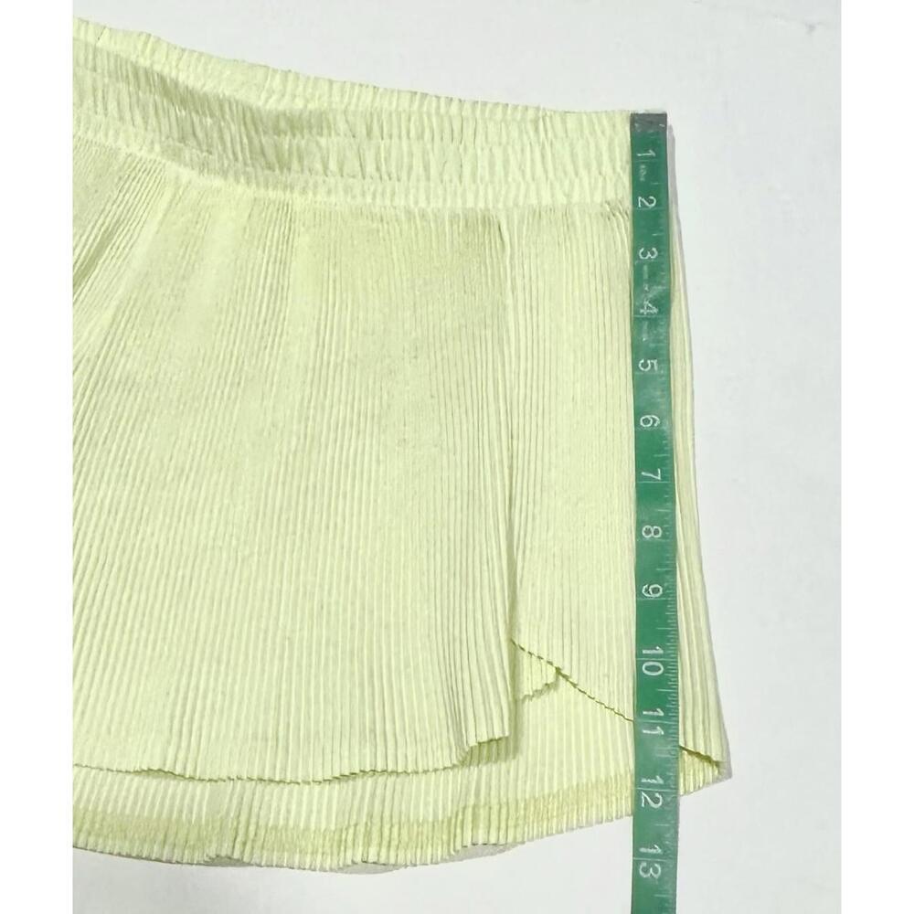 all in motion Women's Yellow Mid Rise Pleated Shorts Lined Athletic Gym Size L - Picture 9 of 10